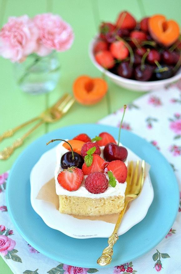 Ciasto mleczne z owocami tres leches