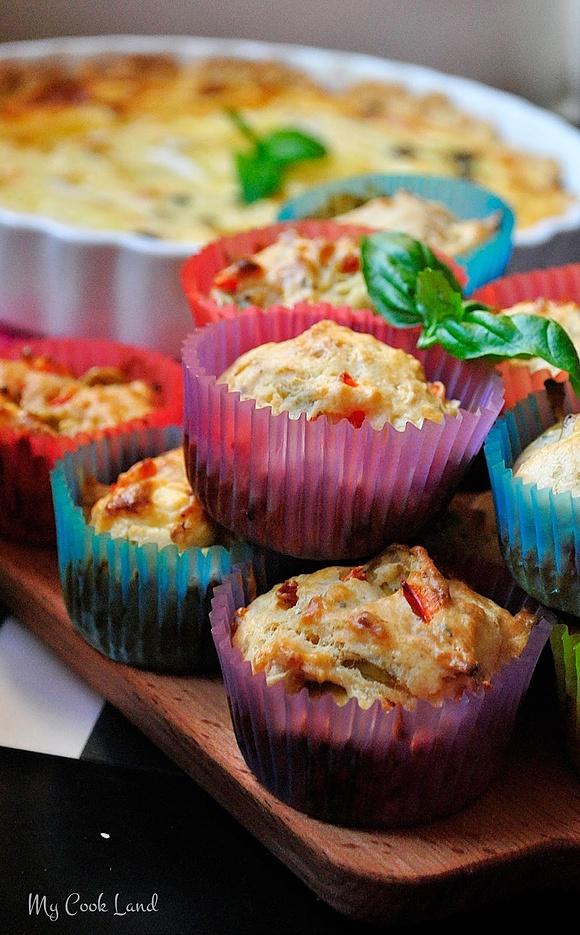 Piknikowe muffinki z fetą, papryką i oliwkami