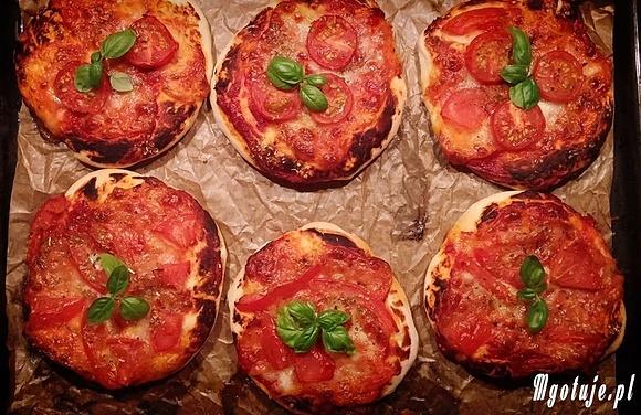Pizzerinki z sosem pomidorowym i serem mozzarella