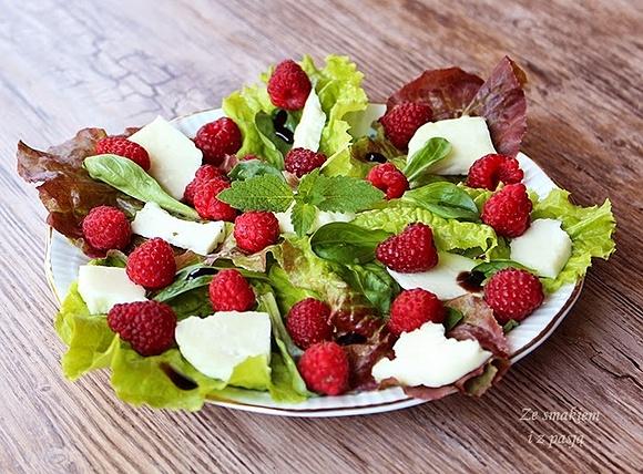 Sałatka z malinami i serem halloumi