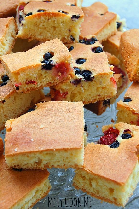 Szybkie ciasto z truskawkami i borówkami