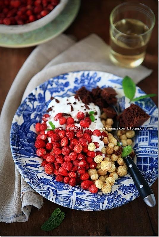 Poziomki z bitą śmietaną i brownie