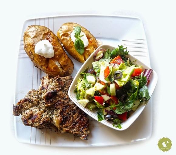 Grillowa karkówka z sałatką i ziemniakami