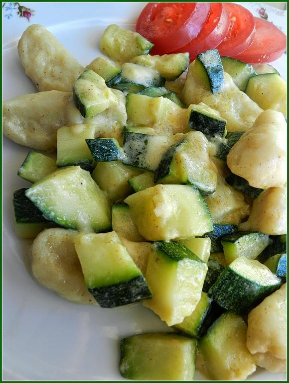 Kopytka z cukinią w curry