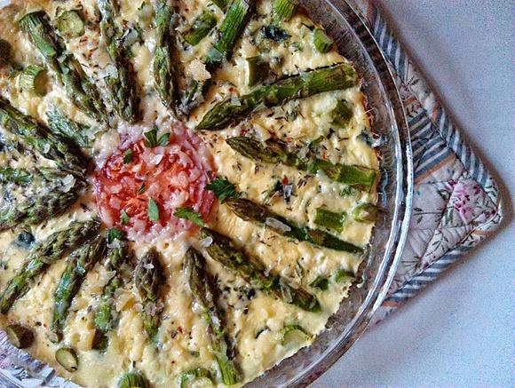 Fritata ze szpinakiem i szparagami – danie śródziemnomorskie
