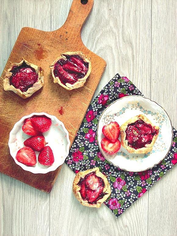 Mini galette z truskawkami i dżemem truskawkowym z białą czekoladą