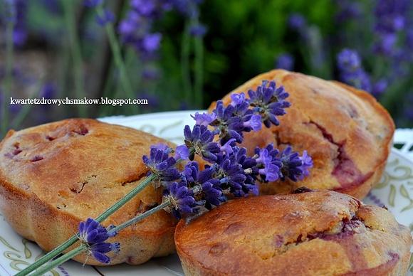 Muffinki z lawendą i malinami na maślance