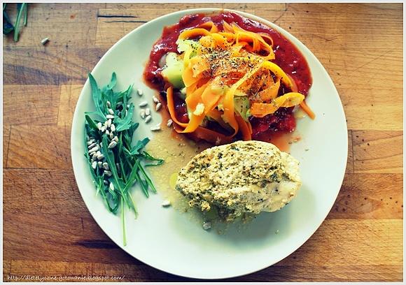 Piersi faszerowane rukolowym pesto z warzywami na parze
