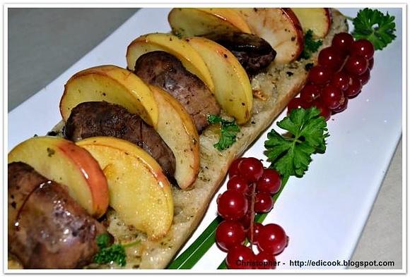 Ciabatta z oliwkami, szafranową wątróbką i jabłkiem