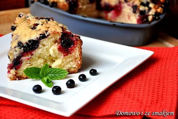 Drożdżowe ciasto z owocami i kruszonką
