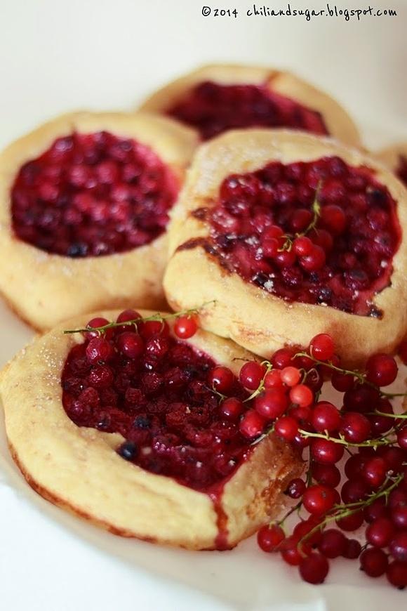Drożdżówki z czerwonymi porzeczkami