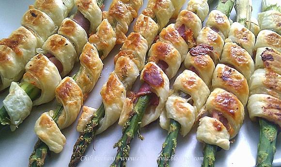 Szparagi w cieście francuskim z szynką i mozzarellą