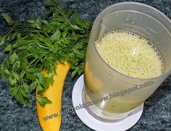 Koktajl na maślance z bananem i pietruszką
