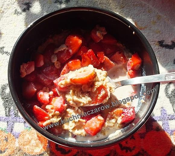 Owsianka na mleku z truskawkami