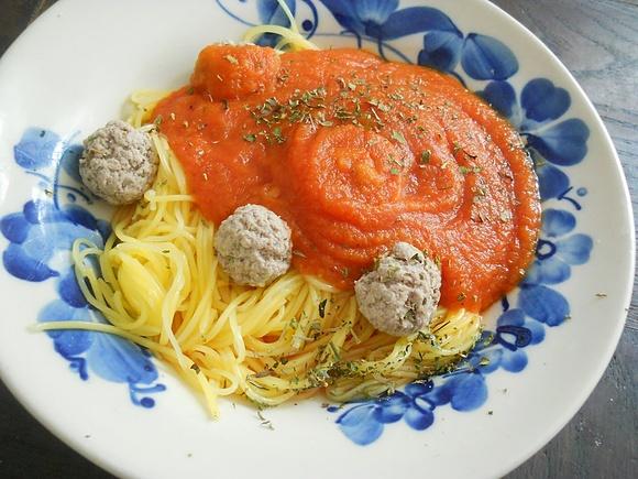 Makaron spaghetti z pulpecikami i sosem bolognese