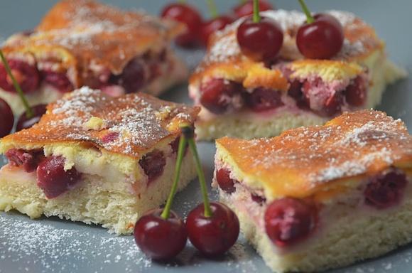 Ciasto drożdżowe z wiśniami i marcepanem