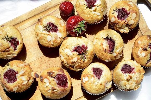 Muffinki z białą czekoladą i truskawkami
