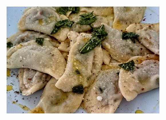 Domowe pierożki z botwinką i masełkiem szałwiowym