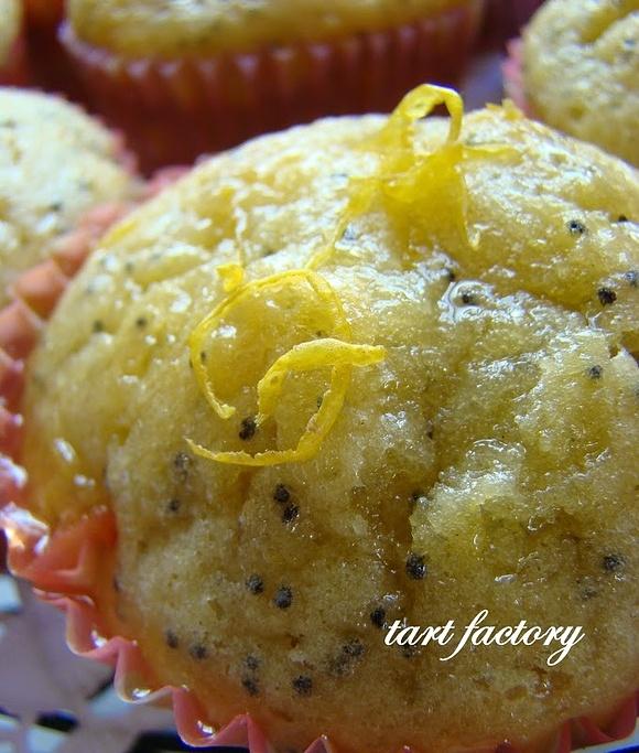 Cytrynowe muffinki z makiem i syropem cytrynowym