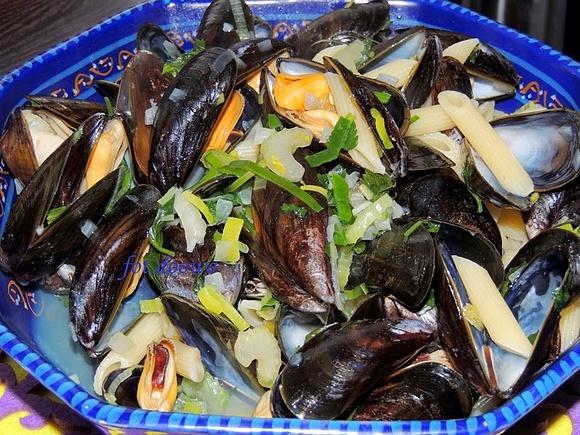 Świeże mule z makaronem penne i warzywami