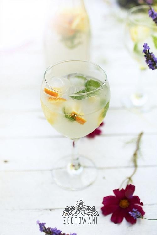 Lemoniada z pomarańczami i melisą