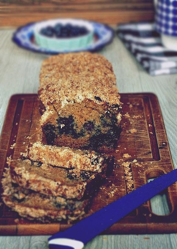 Muffinowy chlebek jagodowy z kokosową kruszonką