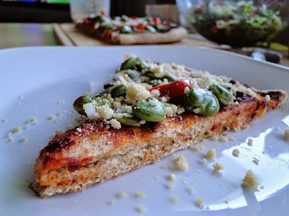 Wegańska pizza orkiszowa z bobem cebulą i papryką