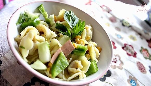 Wegańska sałatka z tortellini z wędzonym tofu i warzywami