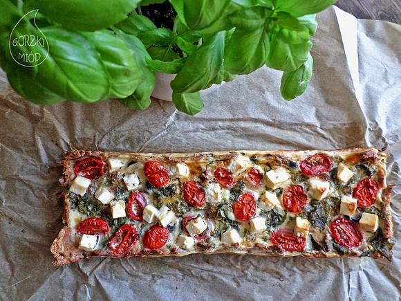 Quiche pszenno-żytnie z grecką sałatką i bazylią