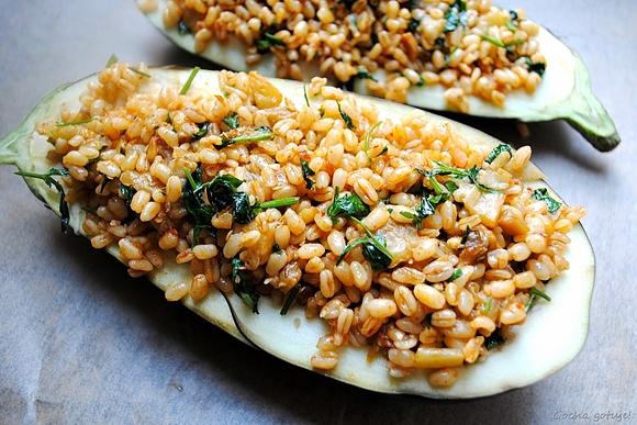 Bakłażan nadziewany kaszą bulgur i kozim serem