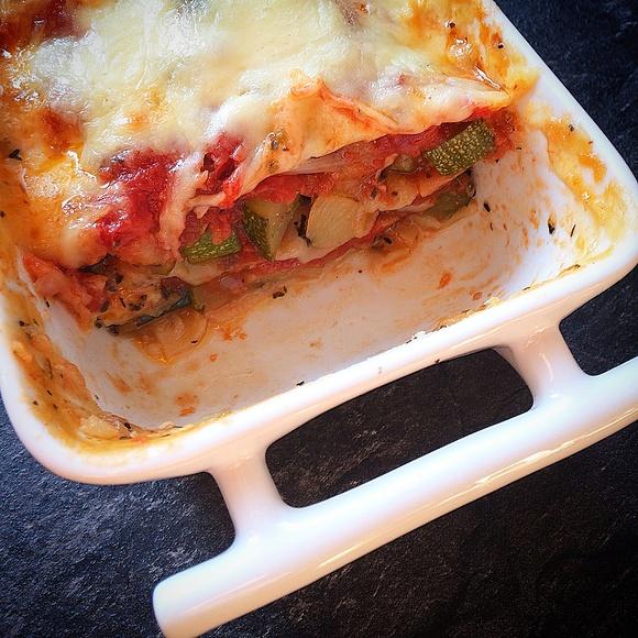 Zapiekanka z cukinii i pomidorów a`la lasagne z zielonym sosem