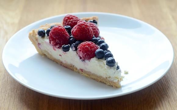 Tarta z malinami i jagodami