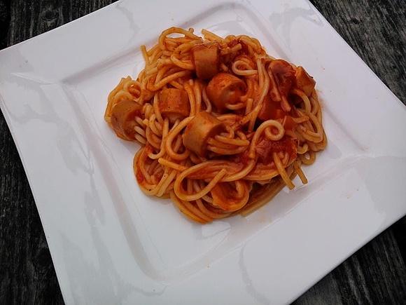 Parówki nadziewane makaronem spaghetti w sosie pomidorowym