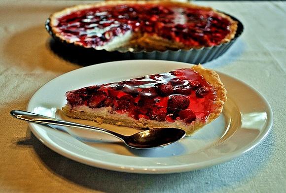 Poziomkowa tarta z mascarpone i galaretką