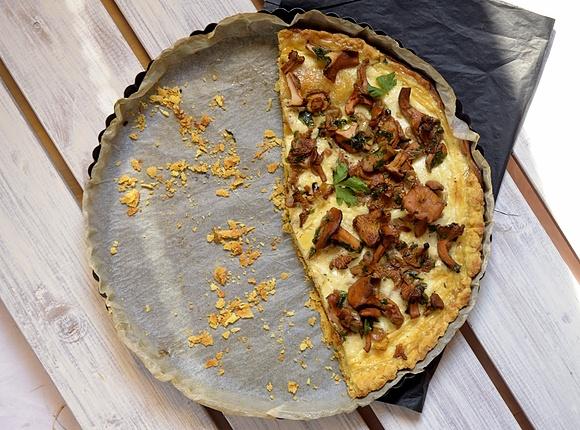 Tarta z kurkami na spodzie z mąki kukurydzianej sezon kurkowy