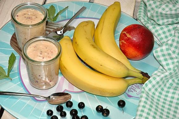 Koktajl z porzeczek, bananów, nektarynek i mięty