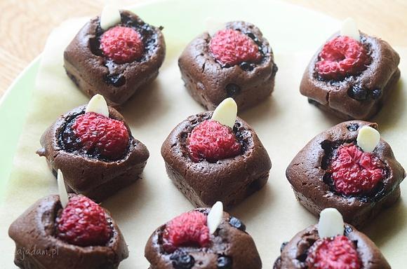 Brownie z jagodami i malinami