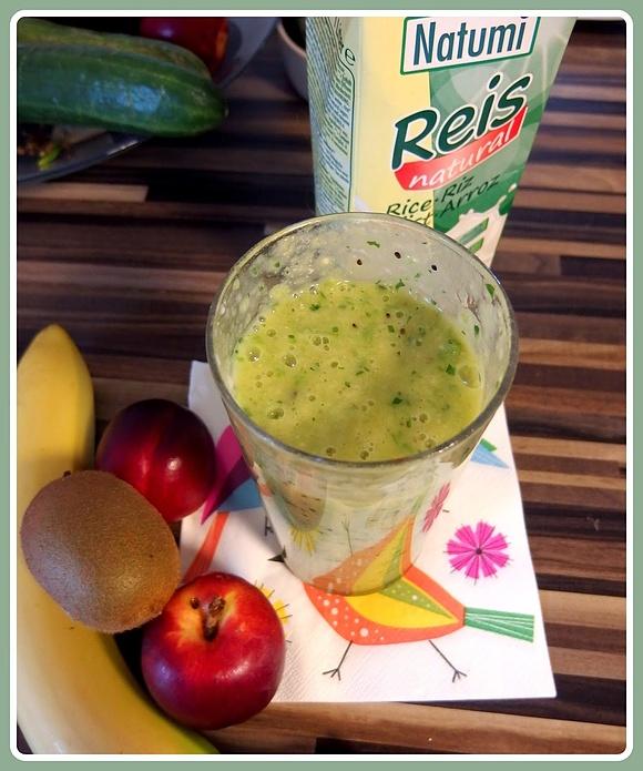 Smoothie z mlekiem ryżowym, bananem, kiwi i nektaryną