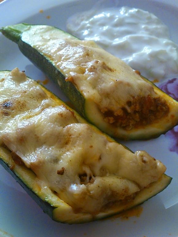 Cukinia faszerowana z sosem tzatziki