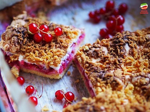 Ciasto z czerwoną porzeczką i bezową pianką