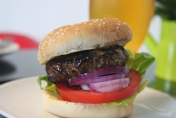 Burger z gorngozolą i karmelizowaną cebulą