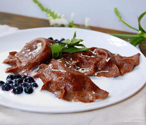 Pierożki z jagodami i białą czekoladą