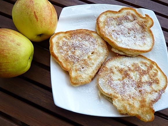 Placki z maślanką i jabłkami