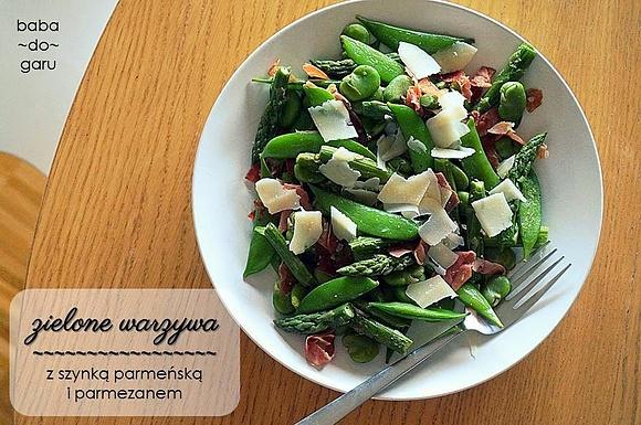 Zielone warzywa z szynką parmeńską i parmezanem