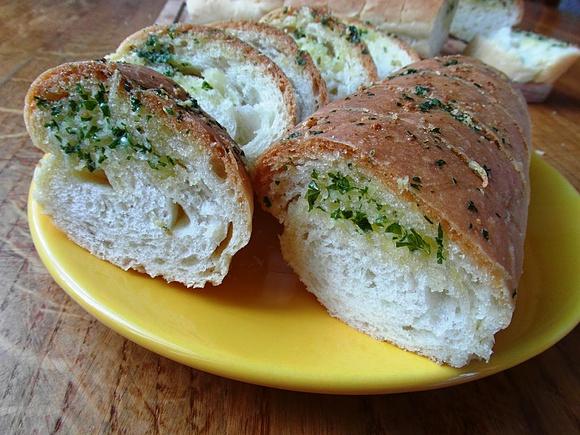 Bagietka czosnkowa domowa - przepis na chrupiącą i aromatyczną