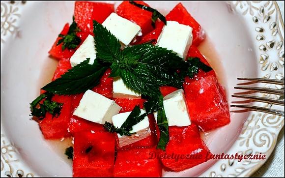 Sałatka z arbuzem i serem feta - smak letnich przekąsek