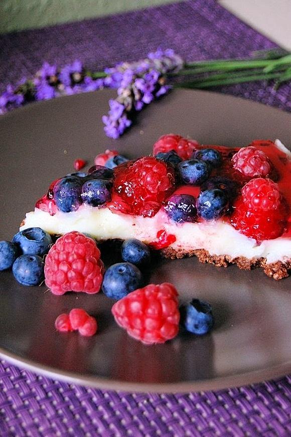 Szybka tarta bez pieczenia z budyniem i owocami