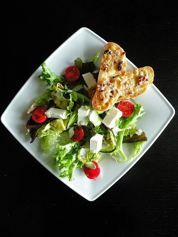Grillowana cukinia z pastą kalamata i pietruszkowym dressingiem