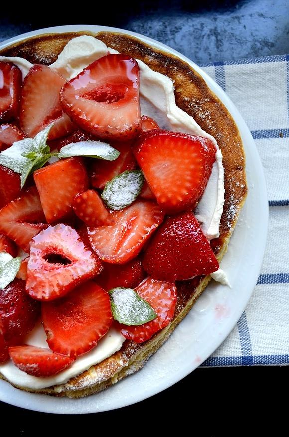 Omlet biszkoptowy słodki puszysty na śniadanie z owocami