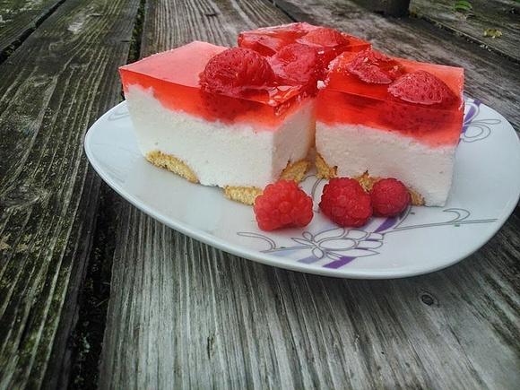 Sernik na zimno z sezonowymi owocami